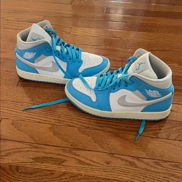 Nike Light Blue Jordan’s - Picture 3 of 13